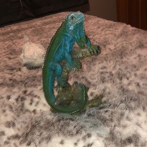 large iguana decoration for shelf or room
